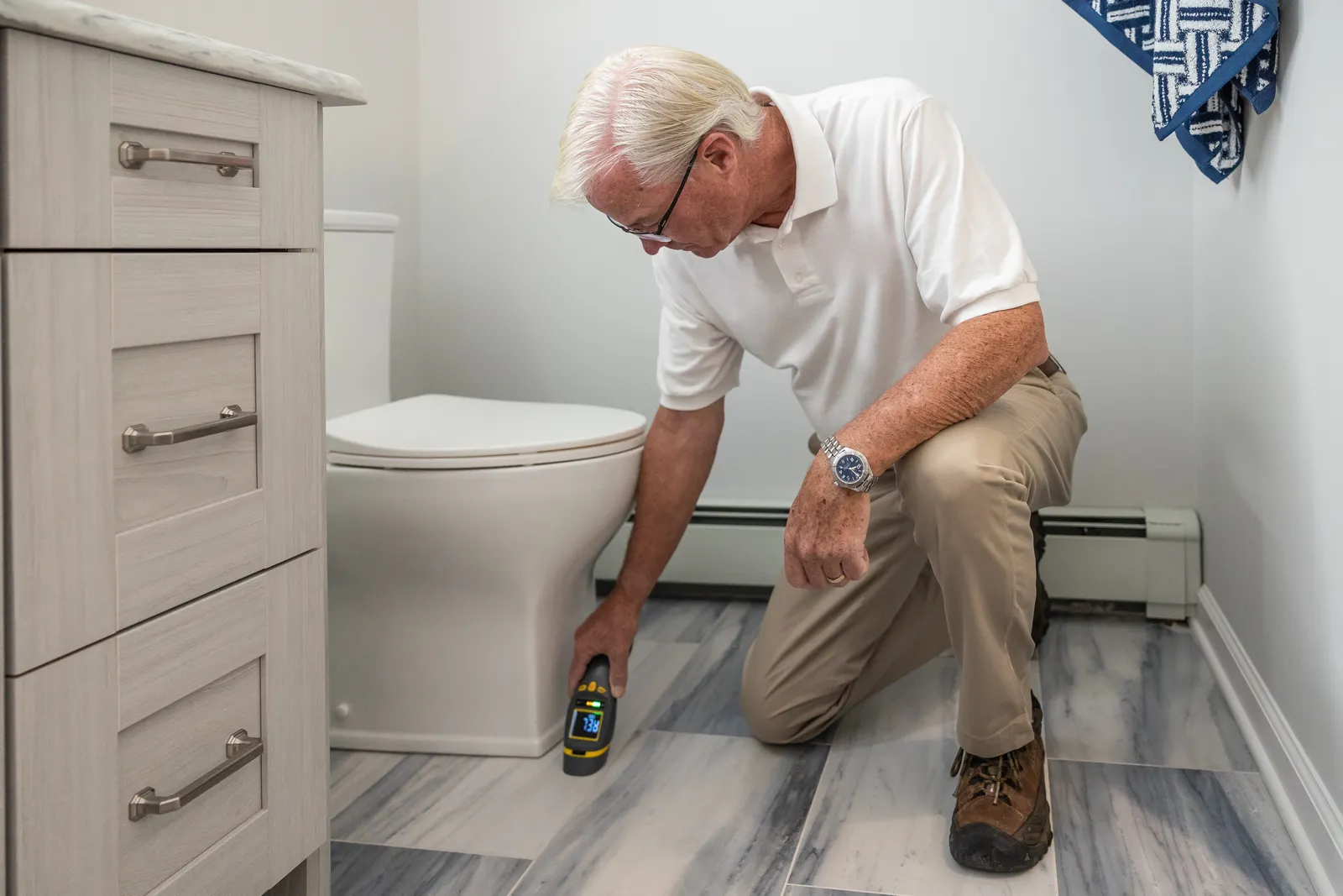 Artisan contrôlant une salle de bain avant rénovation