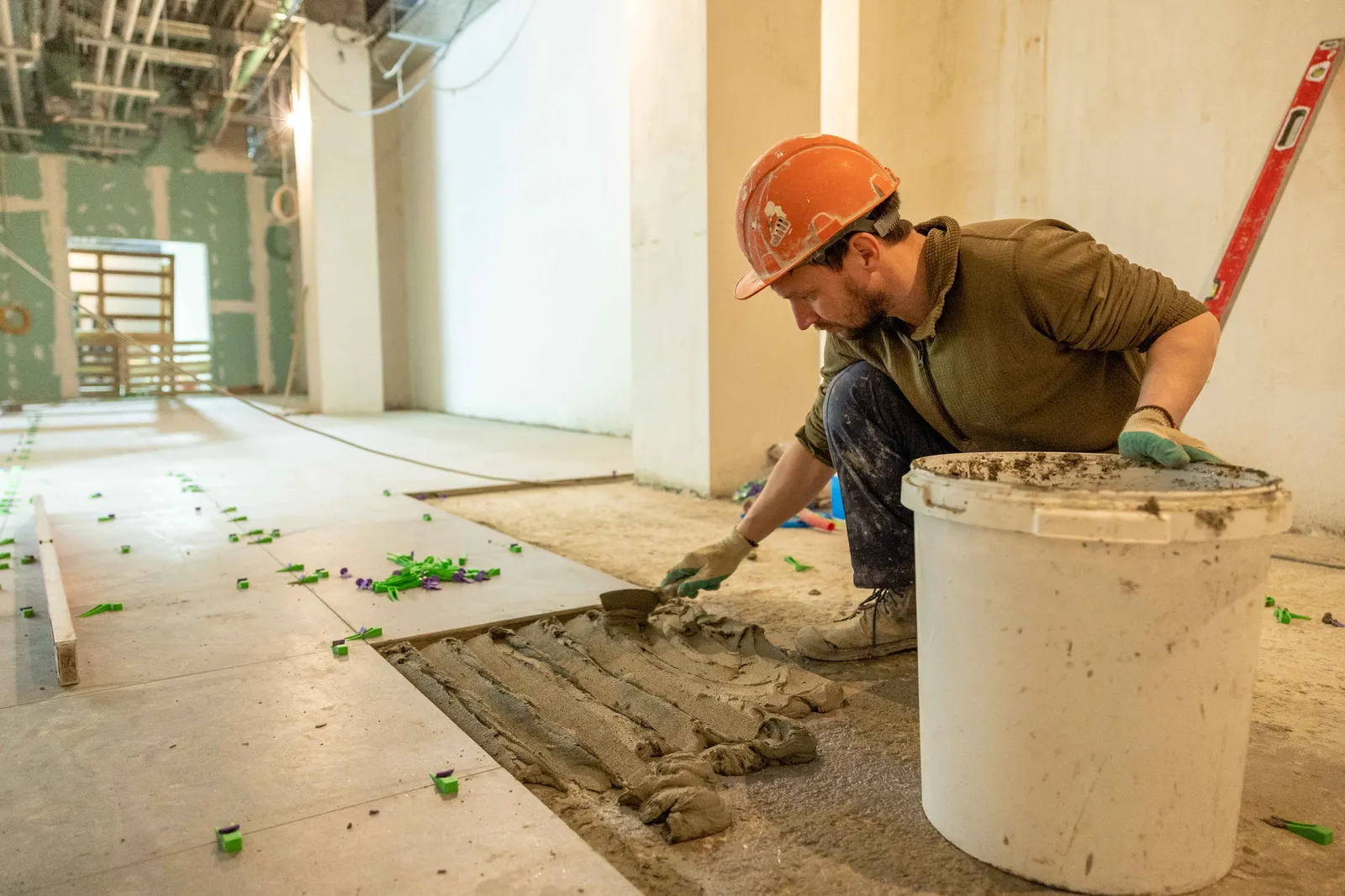 Artisan réalisant des travaux de carrelage en rénovation