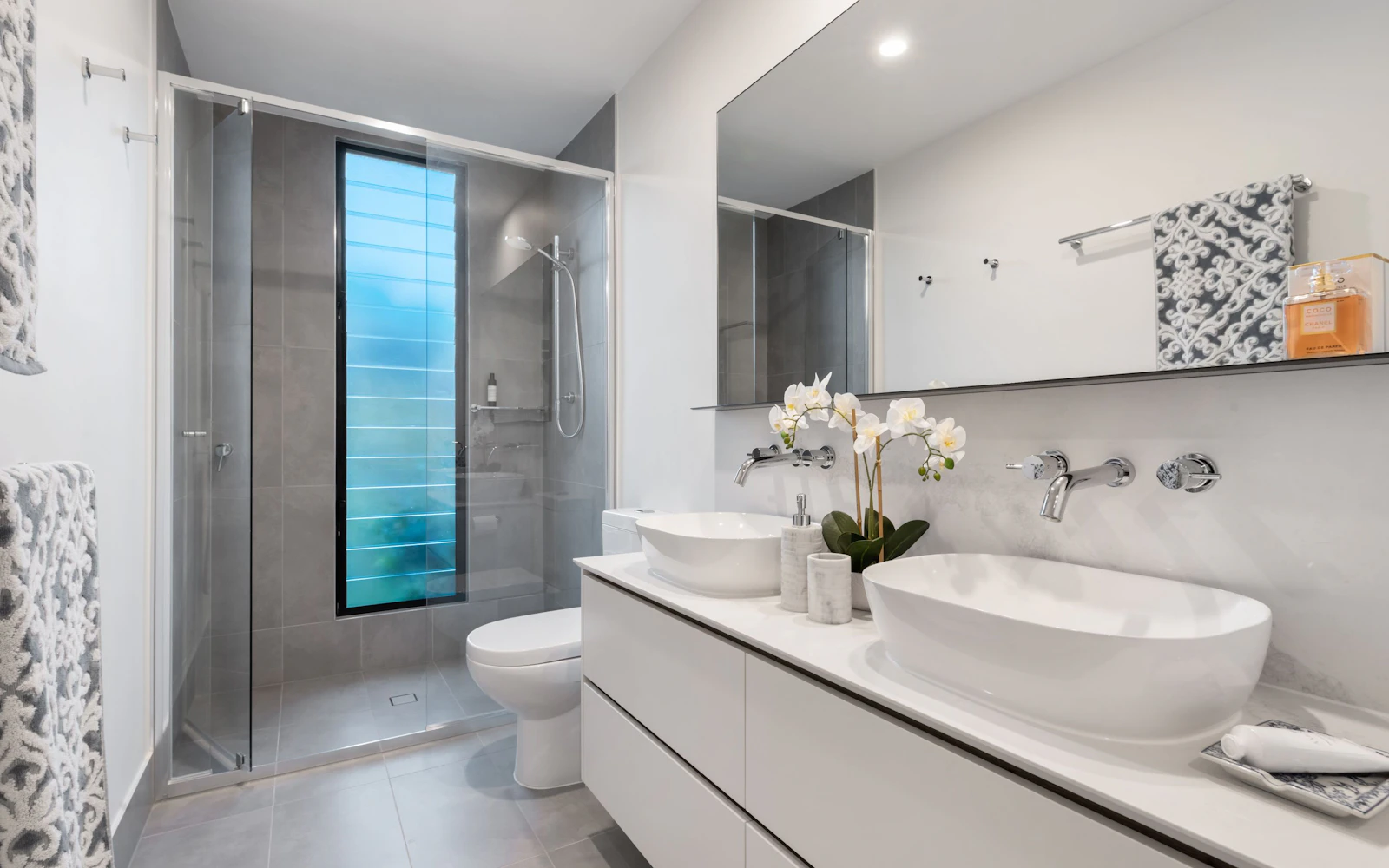 Petite salle de bain optimisée avec vasque et rangements sobres