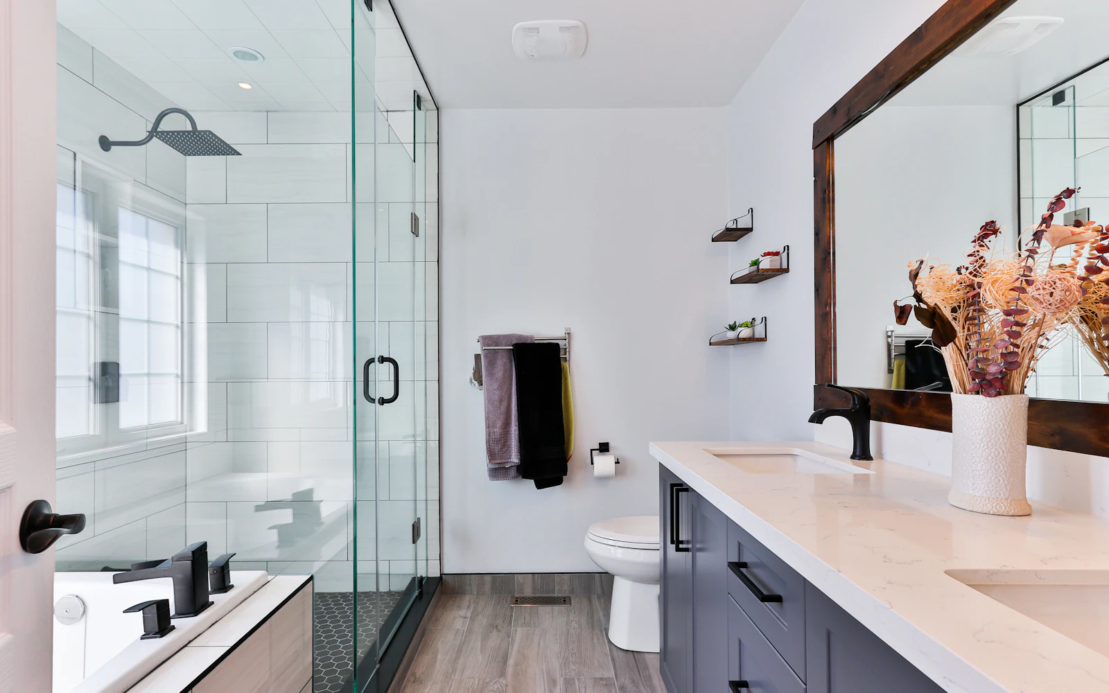 Salle de bain rénovée avec douche moderne et meuble vasque