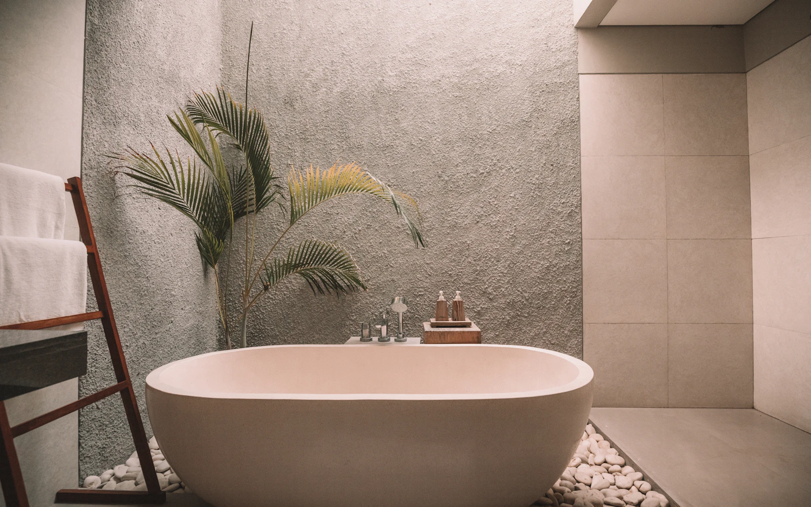 Salle de bain rénovée contemporaine avec baignoire et ambiance lumineuse