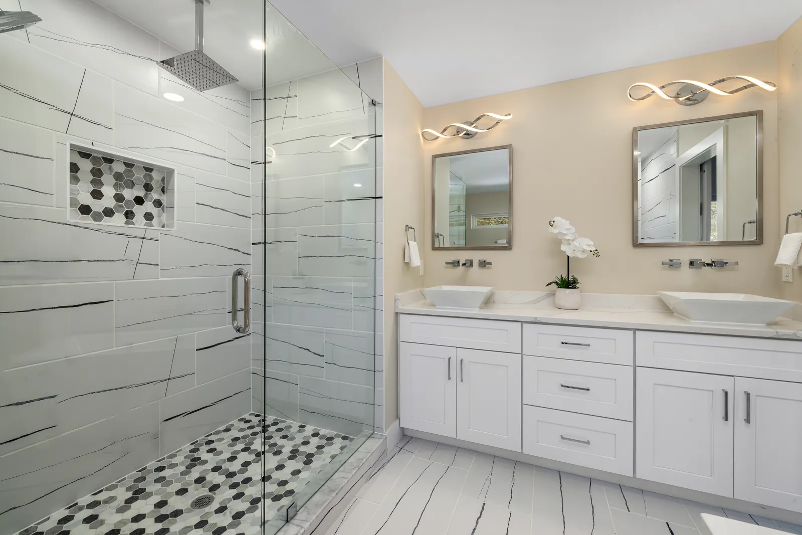 Salle de bain contemporaine rénovée avec double vasque