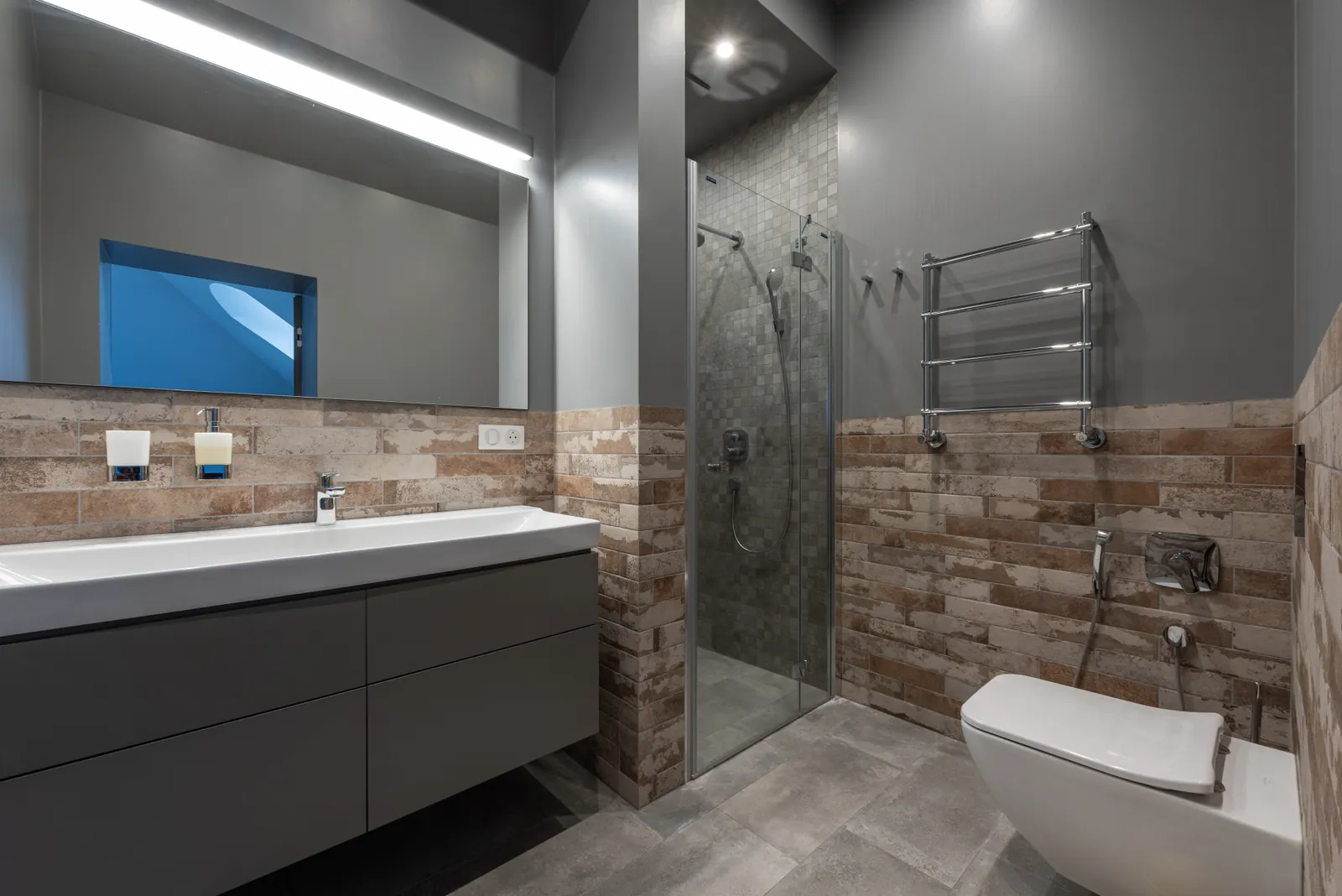 Salle de bain rénovée avec douche vitrée et meuble vasque